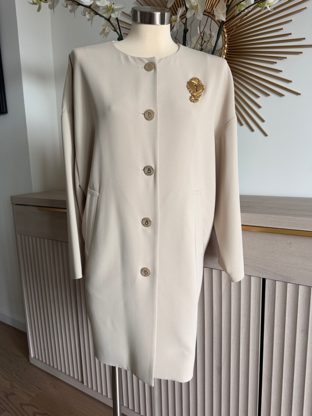 Moschino Elegant Women's Cream Coat with Gold Brooch